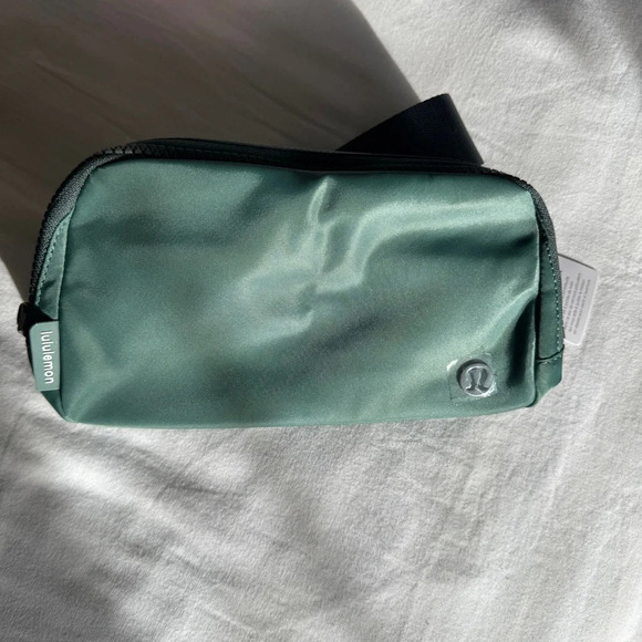 🆕 Luluemon Everywhere Belt Bag Medium Forest Dark Forest - Picture 1 of 7